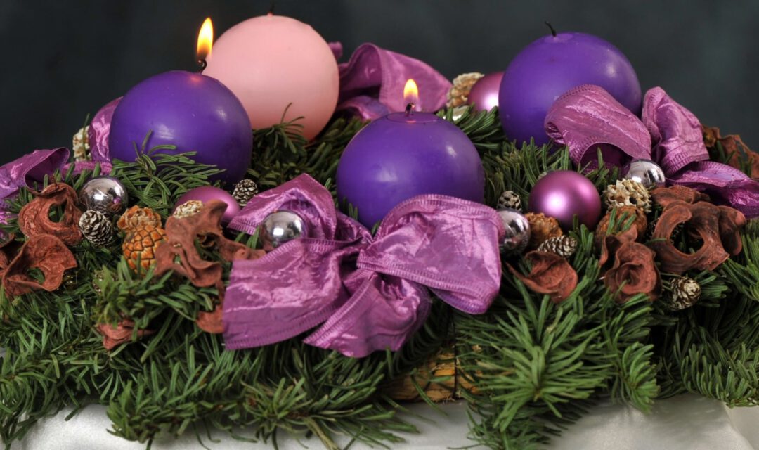 Advent_wreath_with_violet_and_rose_candles_2